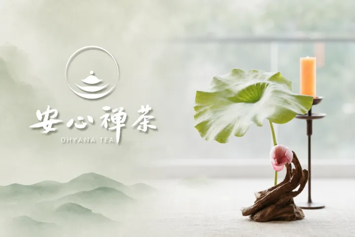 玻璃容器中插放的粉红花朵和绿叶,背景为模糊窗景和品牌标志